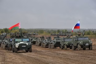Pratybos ar pasiruošimas dar vienam kariniam konfliktui? NATO su nerimu stebi tai, kas vyksta Baltarusijoje