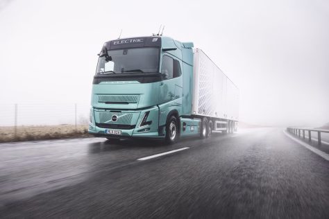 „Volvo“ pristatė elektrinį monstrą: su pilnu įkrovimu iki 600 km, įkrovimas per pietus, apkrova kaip dyzelio