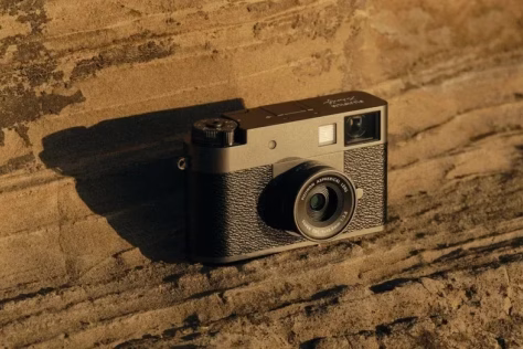 „Fujifilm“ išleido pusės kadro skaitmeninę kamerą „X Half“ su juostelės simuliacija ir pasuktu jutikliu