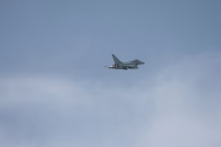 NATO reagavo be jokių ceremonijų: virš mūsų regiono skraidęs Rusijos lėktuvas buvo perimtas naikintuvų