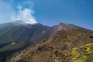 Etna vėl pabudo: dūmai, lava ir pelenai nuspalvino Sicilijos dangų, mokslininkai siunčia nerimo signalą
