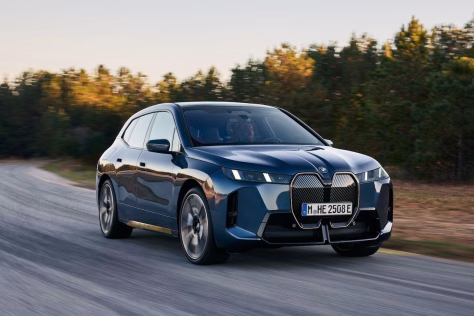 BMW atnaujino prabangųjį elektra varomą visureigį „BMW iX“, kuris dabar vienu įkrovimu įveiks 701 kilometrą, tačiau tai dar ne viskas
