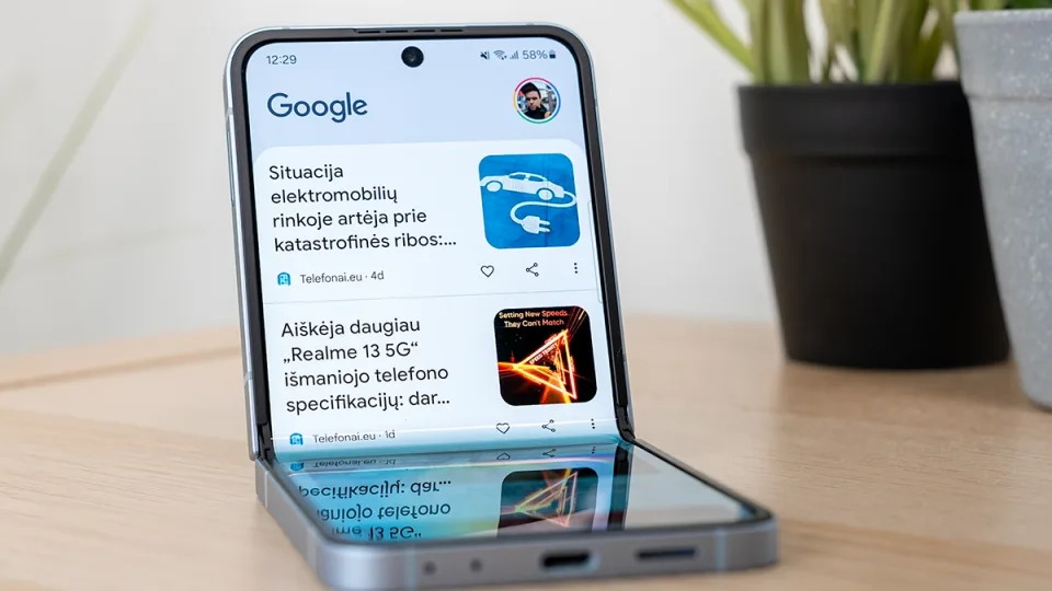 Aiškėja pagrindinės pigesnio „Galaxy Flip“ modelio specifikacijos: kitąmet debiutuosiantis telefonas pasiūlys panašias savybes kaip ir „Galaxy Flip6“