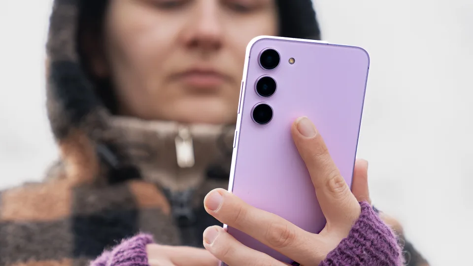 Netyla kalbos apie naujuosius „Samsung“ flagmanus: aiškėja, kokios bendrovės tieks baterijas naujiesiems „Galaxy S24“ serijos modeliams