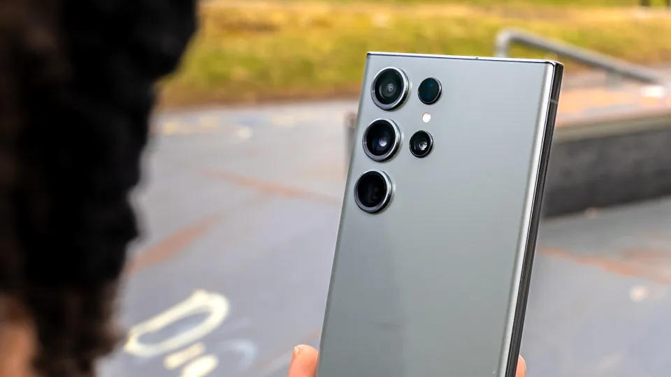 „Samsung Galaxy S25 Ultra“ gali sulaukti svarbių dizaino atnaujinimų: tai leistų išmaniuoju telefonu naudotis patogiau, sužinokite, kas keisis