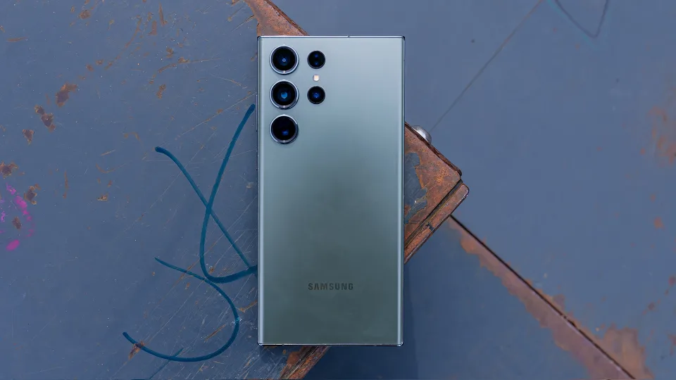 2023 metų „Samsung“ flagmano turėtojai susiduria su rimtomis bėdomis: gamintojas dėl to kaltina „Google“, pasakė kaip išspręsti problemą