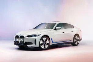 „BMW” vadovas peikia elektromobilius: jam jie visi atrodo vienodai, „BMW” neplanuoja atsisakyti vidaus degimo variklių