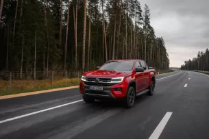 Dar galingesni ir talpesni naujos kartos „Volkswagen Amarok“ pikapai – jau Lietuvos keliuose