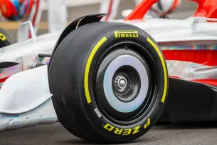 „Pirelli“ atskleidžia stulbinančius „Formulės 1“ skaičius: 2023 metais lenktynininkai įveikė įspūdingą kiekį kilometrų, užtektų krūvai kelionių aplink žemę