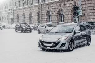 Kelinininkai siunčia itin svarbų perspėjimą vairuotojams: eismo sąlygos Lietuvoje darosi itin sudėtingos, sužinokite kas svarbiausia