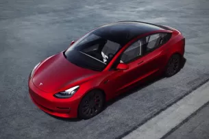 „Tesla“ ketina atnaujinti „Model 3“: naujoji versija turėtų pasiūlyti dar daugiau kilometrų su vienu įkrovimu