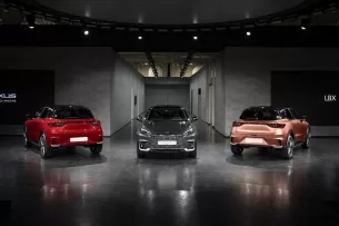 „Lexus“ pristatė naujausią savo šedevrą: oficialiai debiutavo naujasis „Lexus LBX“ elektromobilio modelis