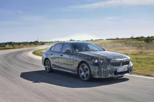 BMW ruošiasi naujo elektrinio šedevro pristatymui: jau anonsuojamas naujasis „BMW i5“ modelis
