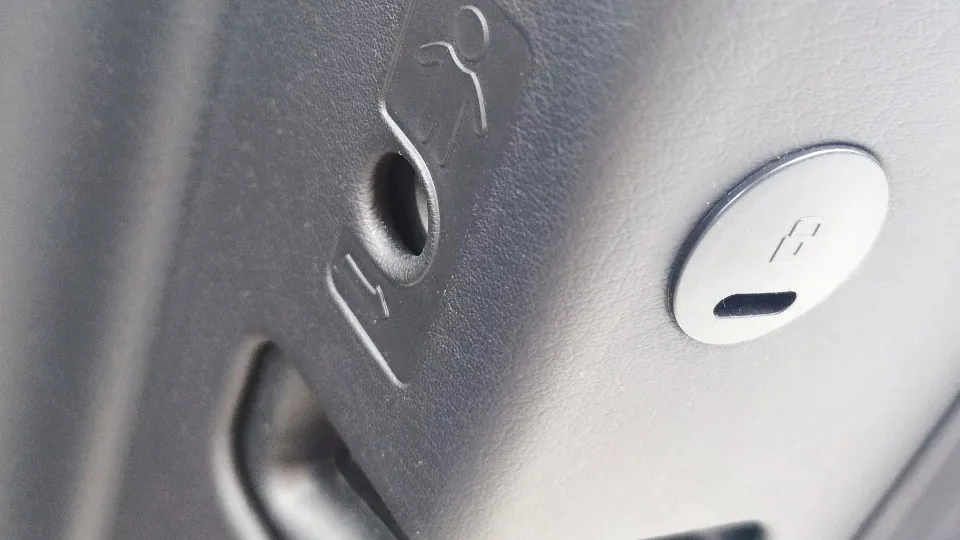 Viena maža svirtelė automobilyje gali išgelbėti vaikui gyvybę, pasitikrinkite, ar tuo pasirūpinote