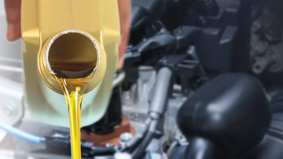 Automobilio alyva dingsta kaip į vandenį? Ekspertai įvardijo, kada tai rimtas pavojaus signalas