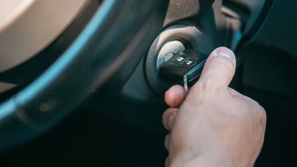 Automobilis ignoruoja tavo pastangas? Specialistai įvardijo priežastis, kodėl jūsų automobilis nebeužsiveda