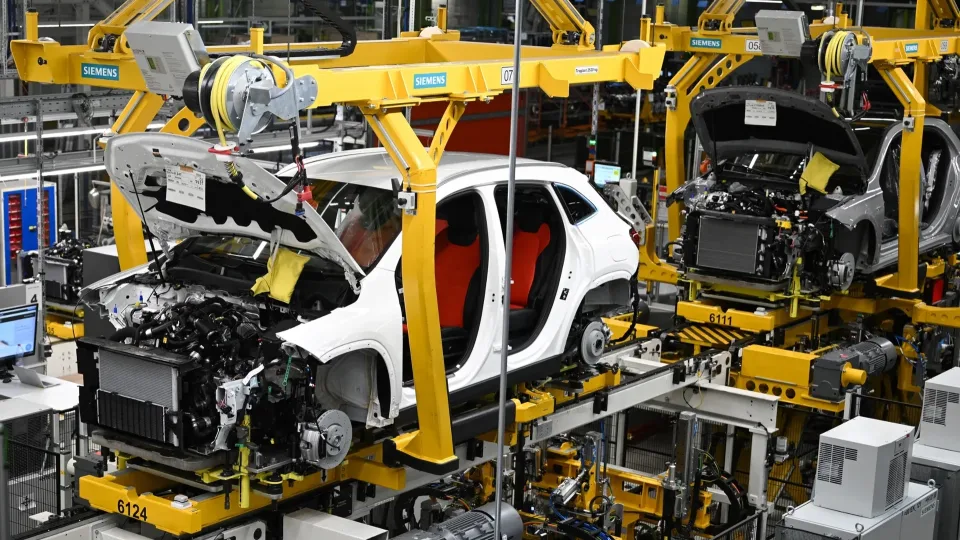 Milžiniška Kinijos įtaka automobilių rinkoje: be šių metalų gali nebelikti naujų elektrinių automobilių
