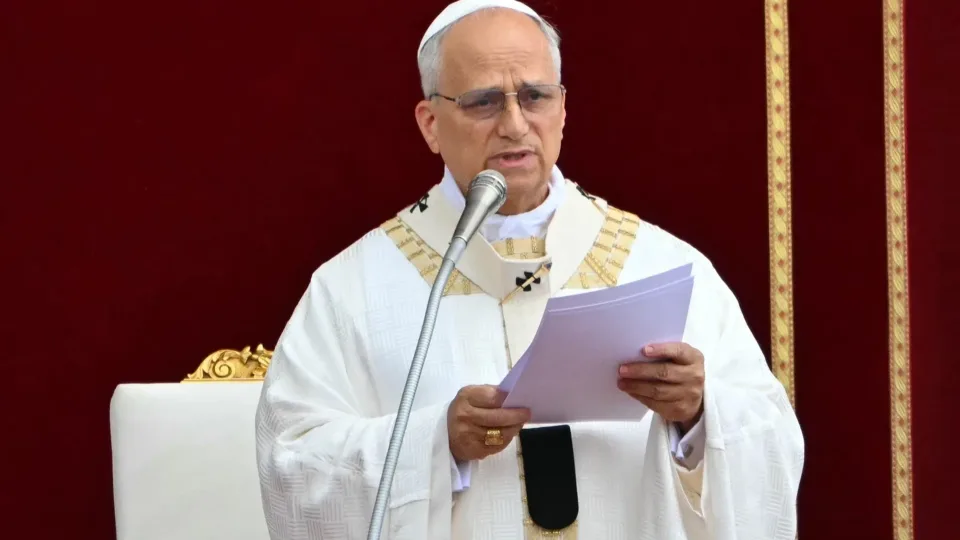 Popiežius keičia savo pirmtako tradicijas: Pranciškaus tylą laužo naujas pontifikas, tai gali pakeisti viską