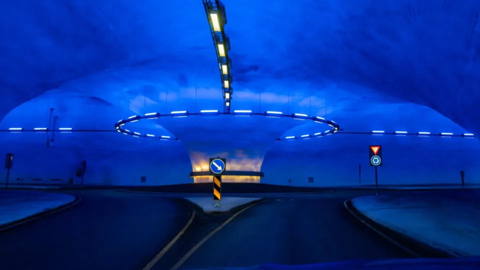 Milijonų vertas tunelis po kalnais: įspūdingame Norvegijos tunelyje paslėptas neįtikėtinas saulėtekis