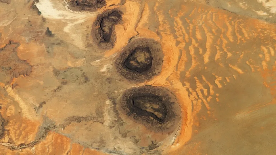 Geologinis stebuklas Sacharoje: ųie tamsūs kalnai tokie keisti, kad NASA tyrinėja jų atitikmenis Marse