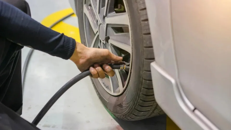 Daugelis vairuotojų vis dar daro šią klaidą: viena klaida su padangų slėgiu gali kainuoti labai brangiai