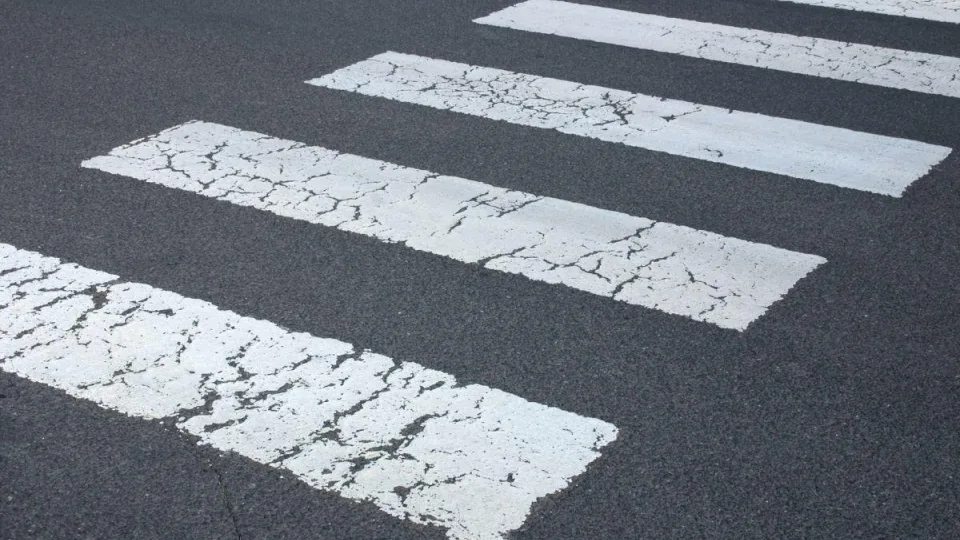 Šiuo atveju pėstieji neprivalo eiti per pėsčiųjų perėją. Pasitikrinkite ar žinote taisykles