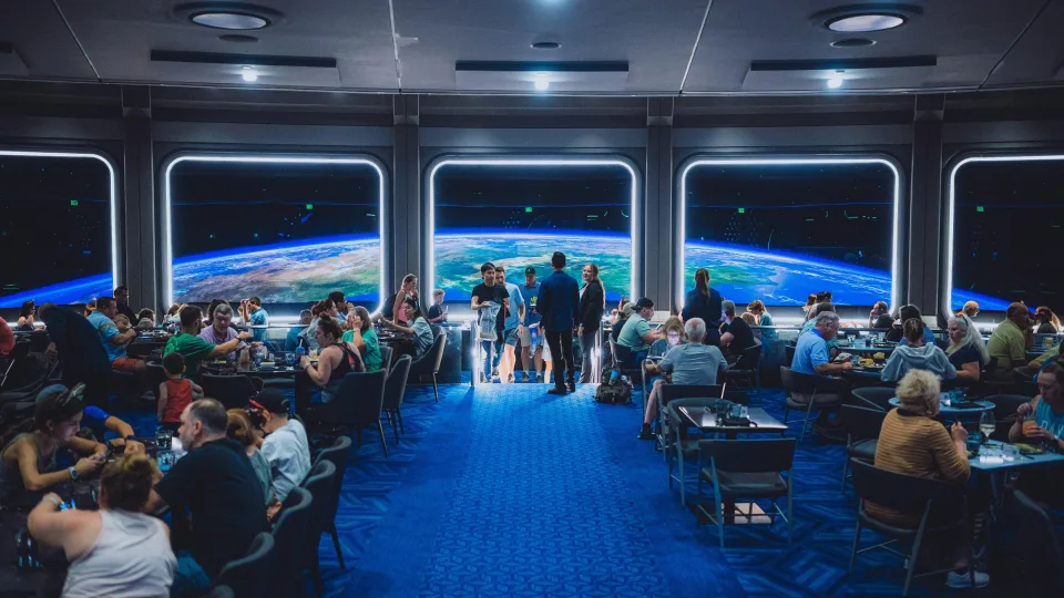 Kelionės greičiau nei šviesa? Mokslininkai siūlo realų planą, bet tam trūksta vieno elemento