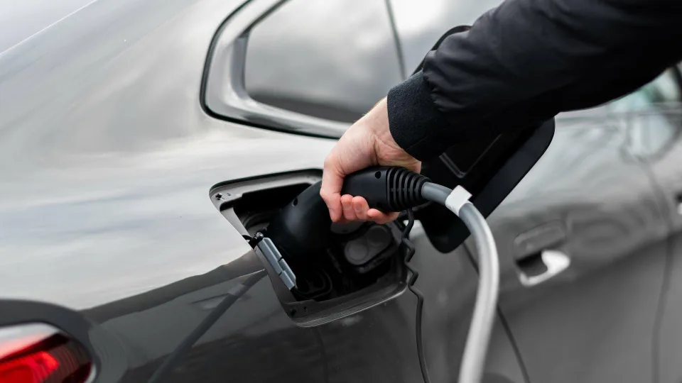 Kodėl įkrauti elektromobilį kainuoja tiek pat, nors elektra pinga? Ekspertai pateikė netikėtą atsakymą