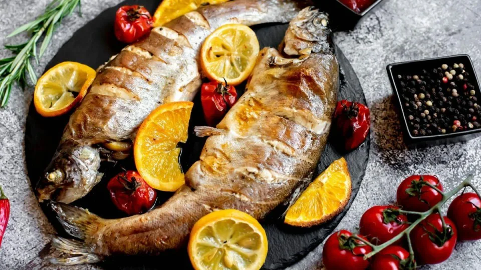 Kūčių stalo žvaigždė: orkaitėje kepta žuvis, pateikiami du nebrangūs receptai šventinei vakarienei