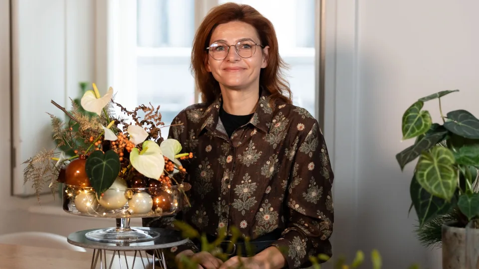 Eglės žaisliukai – ne tik eglutei: floristė pataria, kaip sukurti išskirtinę Kalėdų stalo kompoziciją