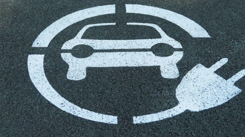 Elektromobilių eros pabaiga? Ši priežastis lėmė, kad vairuotojai masiškai grįžta prie vidaus degimo variklių