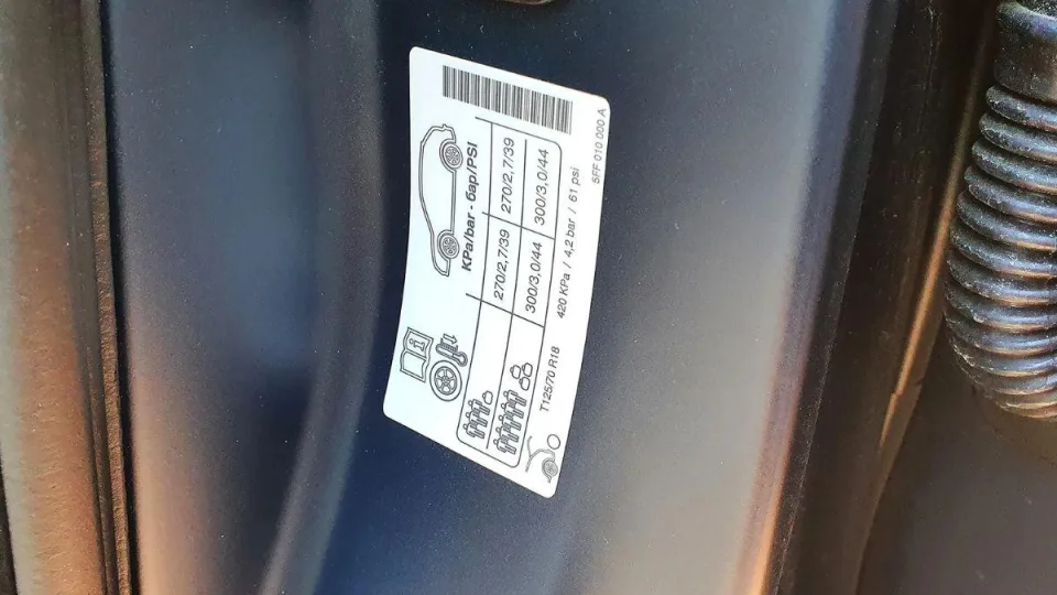 Žinojimas, kur šis lipdukas automobilyje jums gali išgelbėti gyvybę ir sutaupyti krūvas pinigų