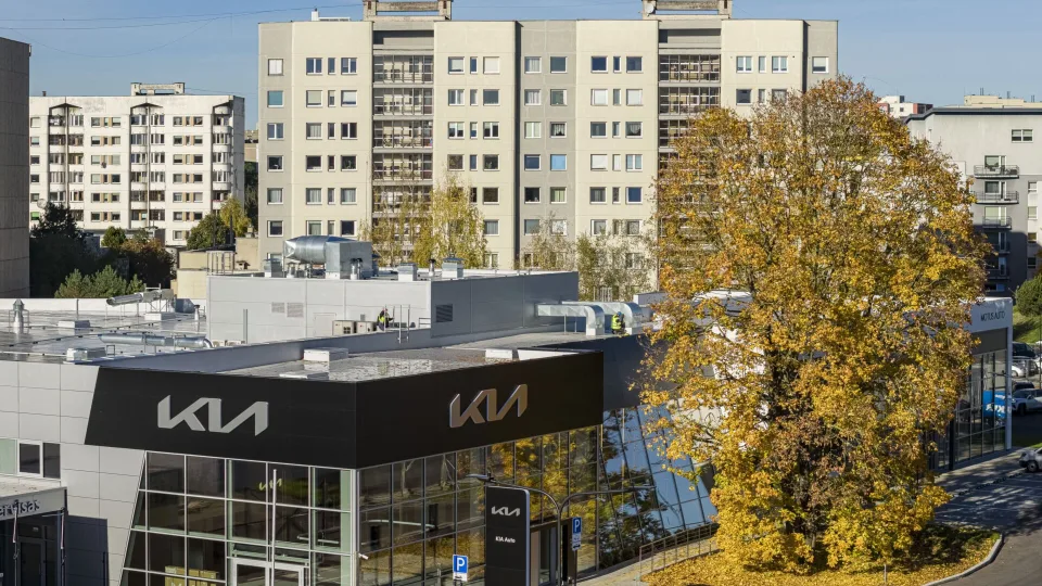 Naujas žingsnis tvarumo link: sostinėje užbaigtos modernių „Kia“ ir „Škoda“ automobilių namų statybos