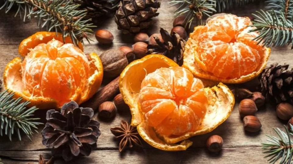Atskleidžiami du paprasti triukai, kaip vos per kelias minutes mandarinus paversti saldžiais
