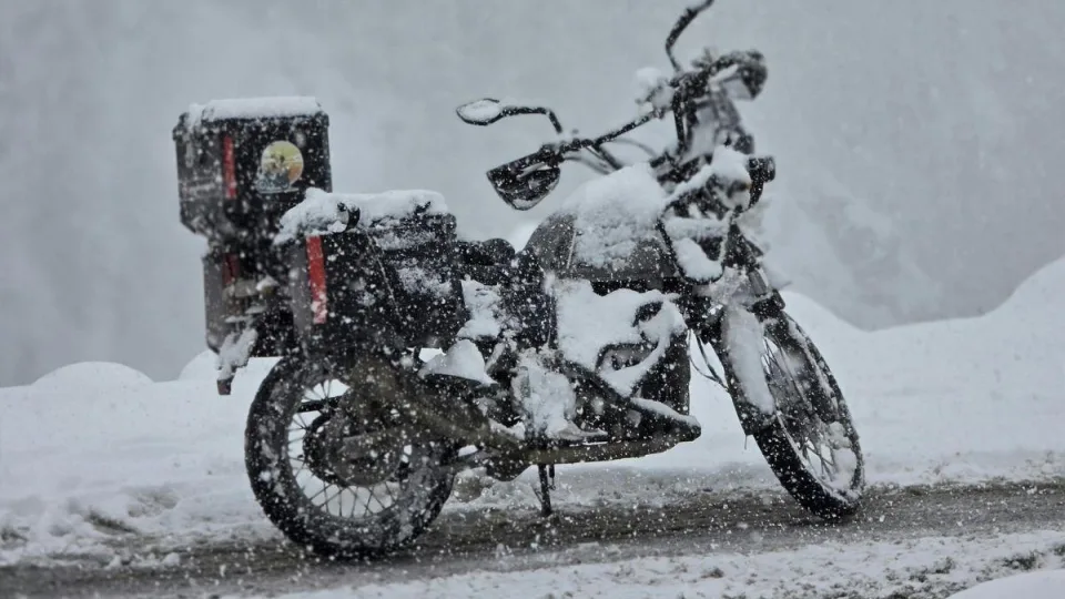 Ar galima žiemą važiuoti motociklu? Taisyklės nepalieka abejonių, štai ką būtina žinoti