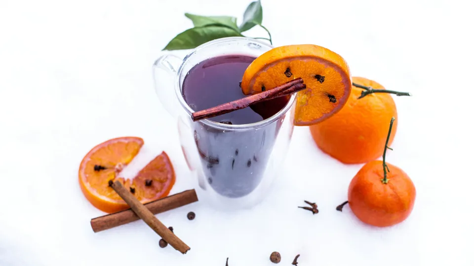 Tai ne tik karštas vynas: 7 karšto vyno receptai, kurie pakeis tavo žiemos vakarus