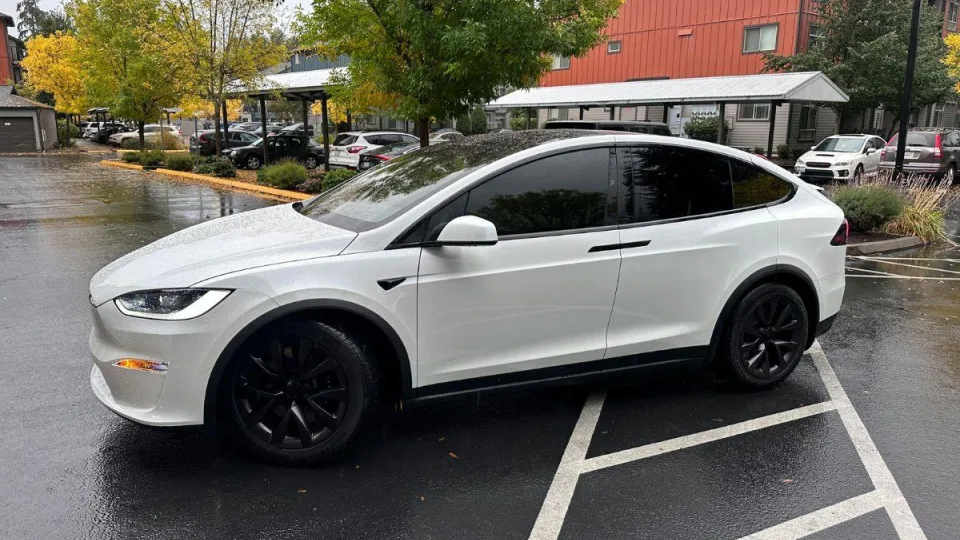 „Tesla“ robotaksi be žmogaus jau važinėja gatvėmis, keleivius neramina vienas dalykas