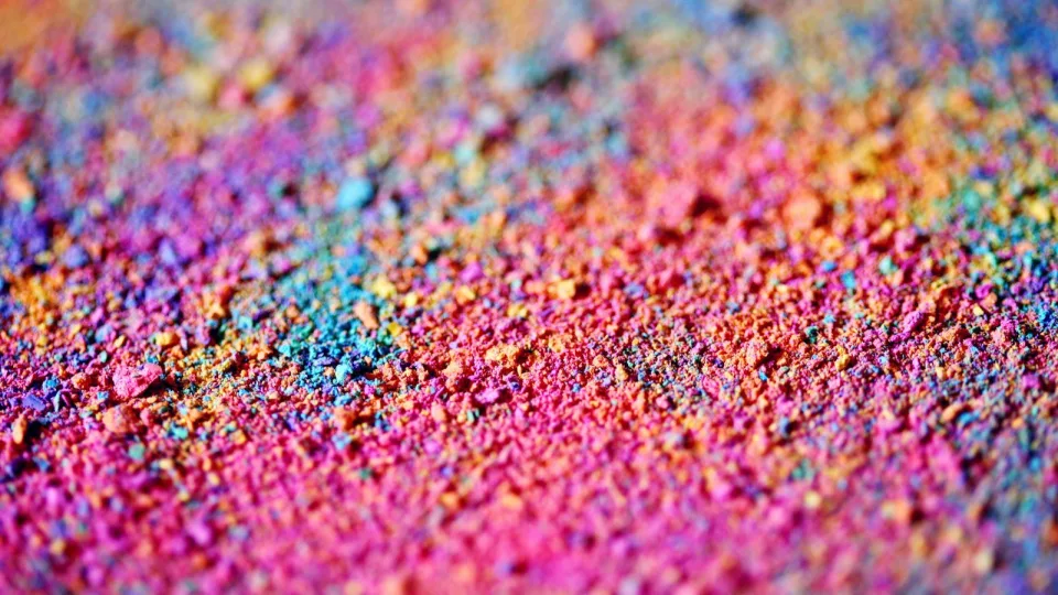 Nuo raudonos iki vaivorykštės: atrask populiariausias ir stilingiausias šių Kalėdų spalvas