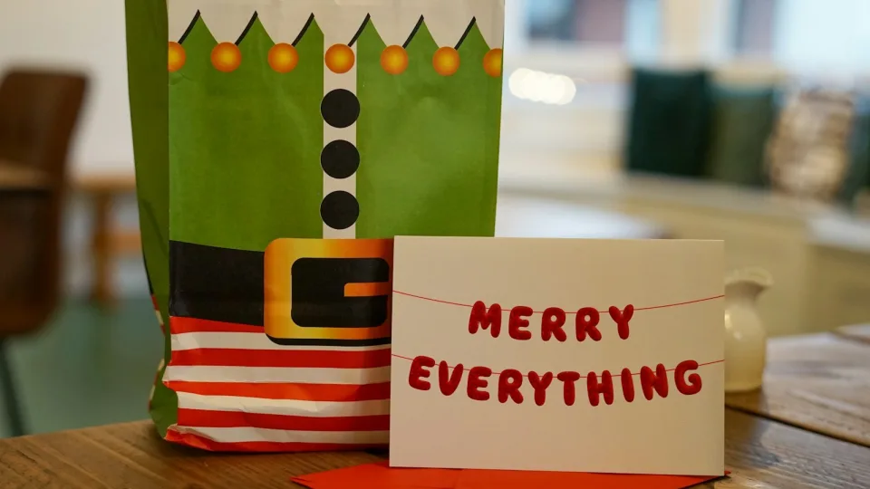 Kalėdinė silpnybė, kurios nesinori slėpti: kodėl dovanų krepšelis turėtų būti skirtas ne tik jums?