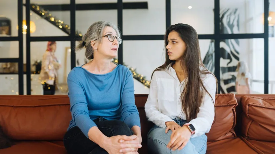 Tėvai taip kalba kasdien, bet tai žeidžia labiau nei smūgis: šios 11 frazių nepatinka jūsų suaugusiems vaikams