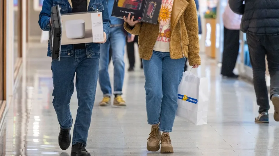 Parduotuvių atstovų patarimai: populiariausios dovanos ir gudrybės, kaip išvengti eilių