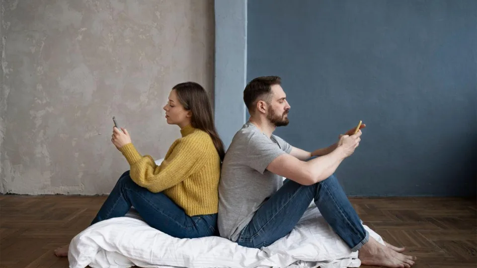 Vienatvė, kurios niekas nenumato: specialistai įvardijo, kodėl net santuokoje moterys jaučiasi vienišos