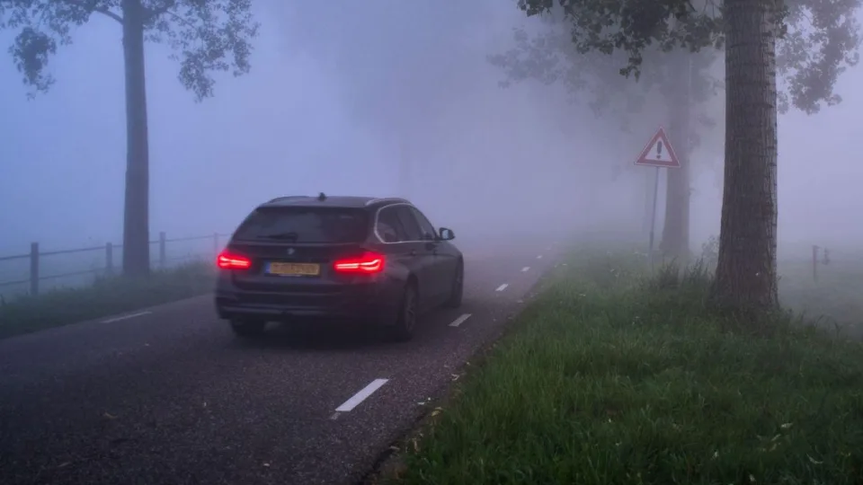 Didžiulis pavojus keliuose: paslaptingi rūko spąstai kelyje, apie kuriuos vairuotojai net nenutuokia
