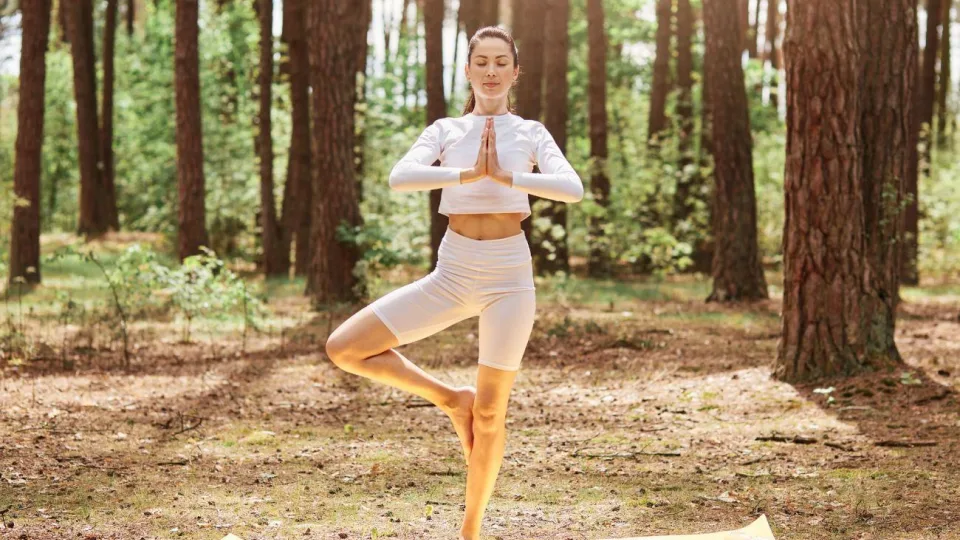 Kodėl žmonės atsigręžia į dvasines praktikas? Psichologė prakalbo apie toksišką ramybės siekimą