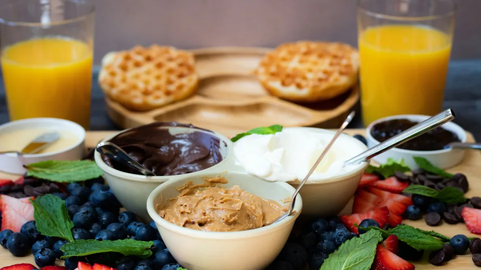 Žemės riešutų sviestas ar „Nutella“? Mitybos specialistai paaiškino, kuris pasirinkimas sveikesnis