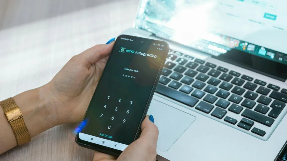 Kai šventinė nuotaika tampa spąstais: KTU profesorius įspėja apie kibernetinių sukčių pinkles