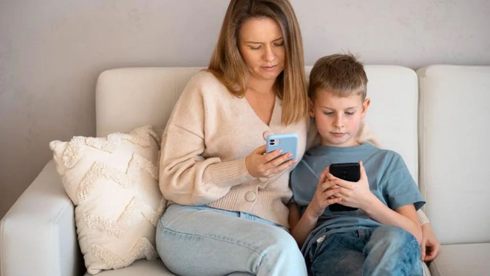 Vaikas prilipęs prie telefono visą dieną? 4 gudrybės tėvams, kurios suveiks labia greitai