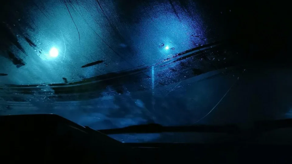 Kodėl automobilio langai rasoja net be lietaus? Pavojus, apie kurį vairuotojai nekalba garsiai