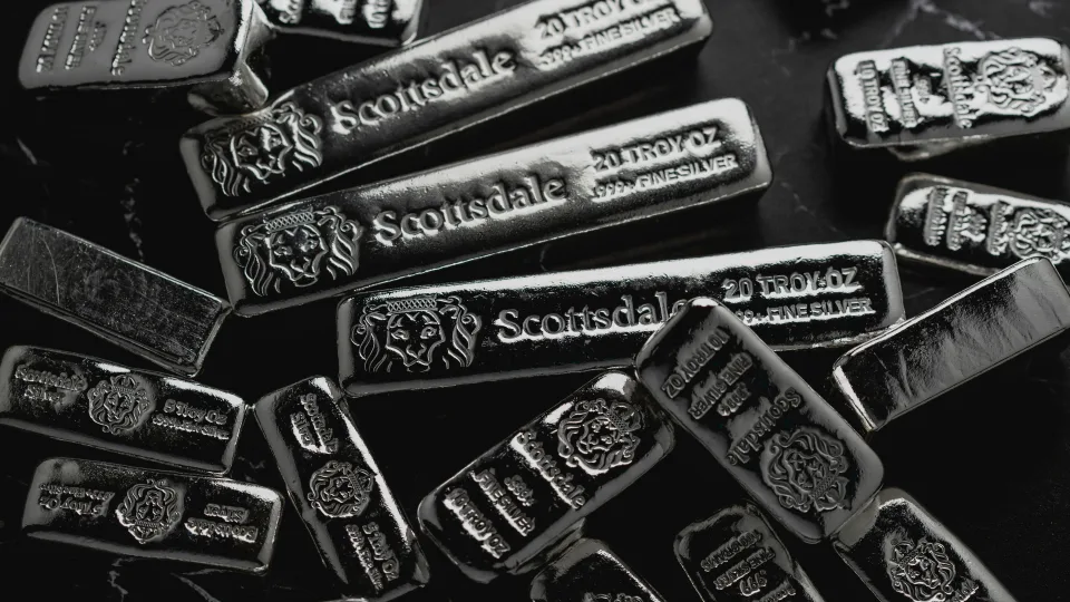 Sidabro karštinė įgauna pagreitį: kainos šauna į viršų, lietuviai perka kilogramais, bet rizika auga