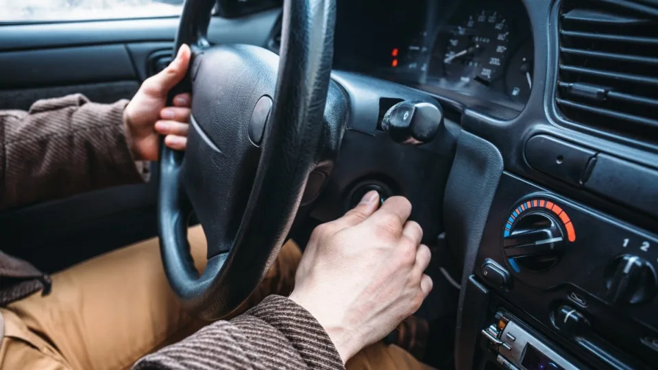 Kasdien kenkiate savo automobiliui: mechanikai prabilo atvirai, nustokite daryti šias klaidas vairuojant